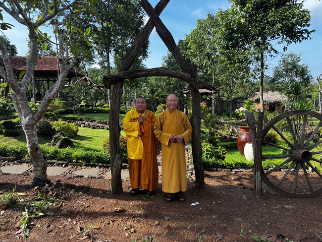 Chư Tăng Tổ đình Hoằng Pháp mừng khánh tuế Hòa thượng Đạo trưởng sau khi mãn khóa An cư kiết hạ PL.2569