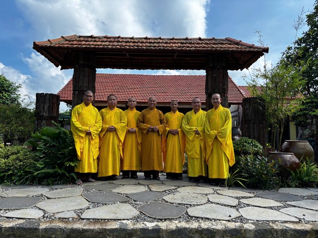 Chư Tăng Tổ đình Hoằng Pháp mừng khánh tuế Hòa thượng Đạo trưởng sau khi mãn khóa An cư kiết hạ PL.2569