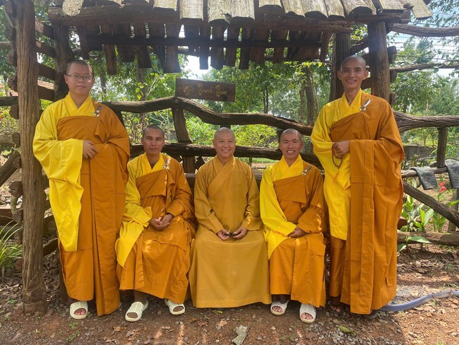 Chư Tăng Tổ đình Hoằng Pháp mừng khánh tuế Hòa thượng Đạo trưởng sau khi mãn khóa An cư kiết hạ PL.2569