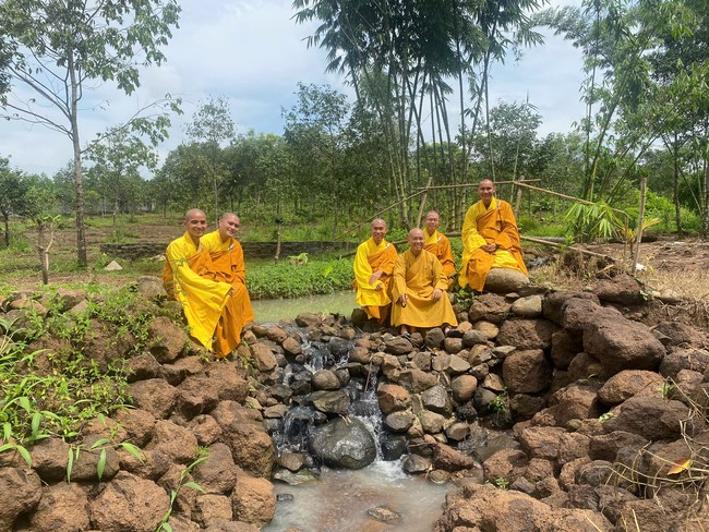 Chư Tăng Tổ đình Hoằng Pháp mừng khánh tuế Hòa thượng Đạo trưởng sau khi mãn khóa An cư kiết hạ PL.2569
