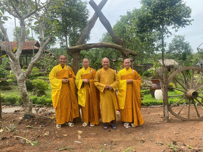 Chư Tăng Tổ đình Hoằng Pháp mừng khánh tuế Hòa thượng Đạo trưởng sau khi mãn khóa An cư kiết hạ PL.2569