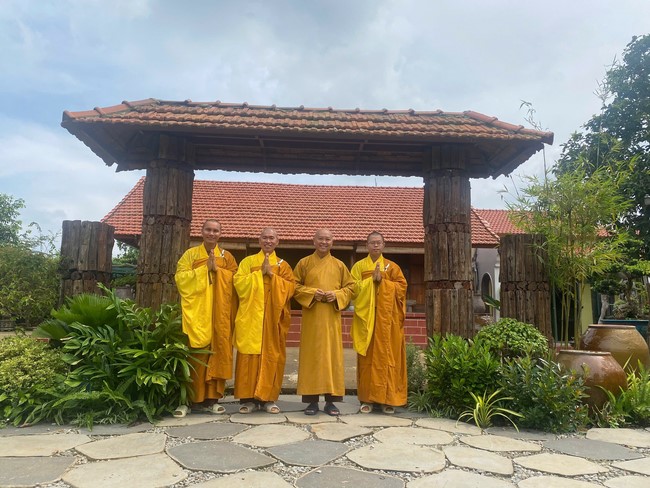 Chư Tăng Tổ đình Hoằng Pháp mừng khánh tuế Hòa thượng Đạo trưởng sau khi mãn khóa An cư kiết hạ PL.2569