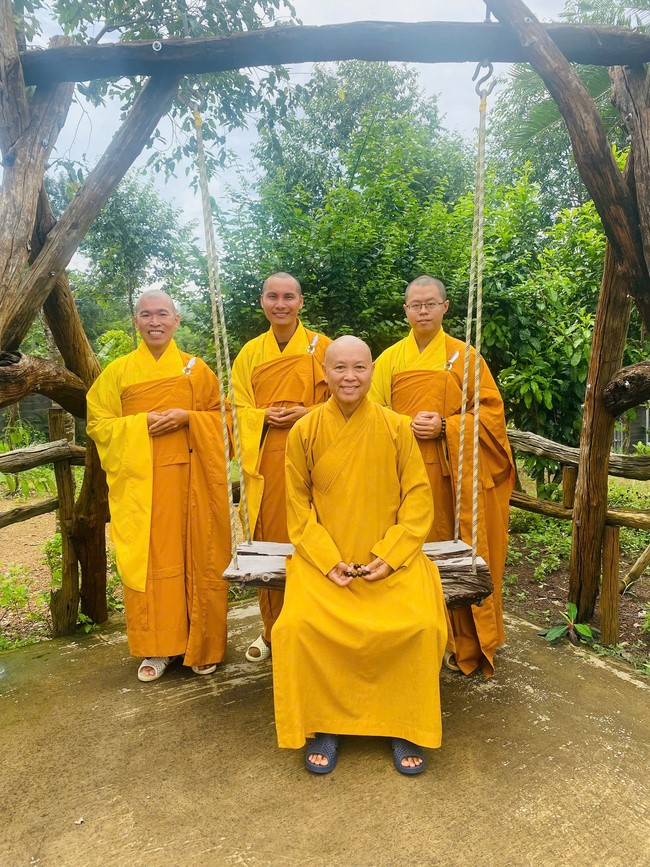 Chư Tăng Tổ đình Hoằng Pháp mừng khánh tuế Hòa thượng Đạo trưởng sau khi mãn khóa An cư kiết hạ PL.2569