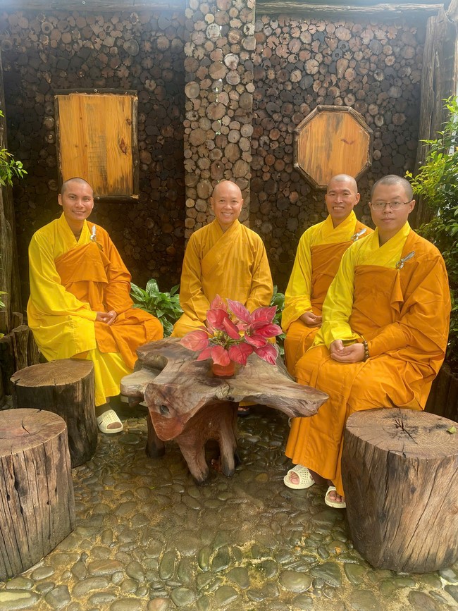 Chư Tăng Tổ đình Hoằng Pháp mừng khánh tuế Hòa thượng Đạo trưởng sau khi mãn khóa An cư kiết hạ PL.2569