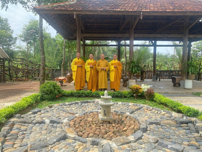 Chư Tăng Tổ đình Hoằng Pháp mừng khánh tuế Hòa thượng Đạo trưởng sau khi mãn khóa An cư kiết hạ PL.2569