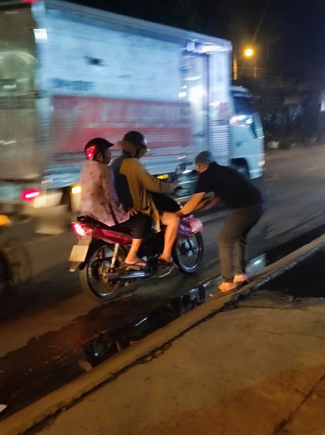 Charity Board: Giving box-lunch portions on the 106th Seven-Day Retreat