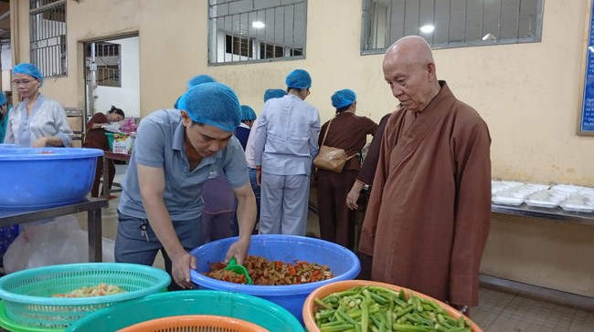 Charity Board: Giving box-lunch portions on the 106th Seven-Day Retreat