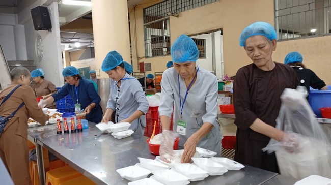 Charity Board: Giving box-lunch portions on the 106th Seven-Day Retreat