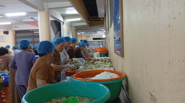 Charity Board: Giving box-lunch portions on the 106th Seven-Day Retreat