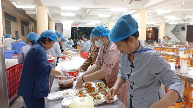 Charity Board: Giving box-lunch portions on the 106th Seven-Day Retreat