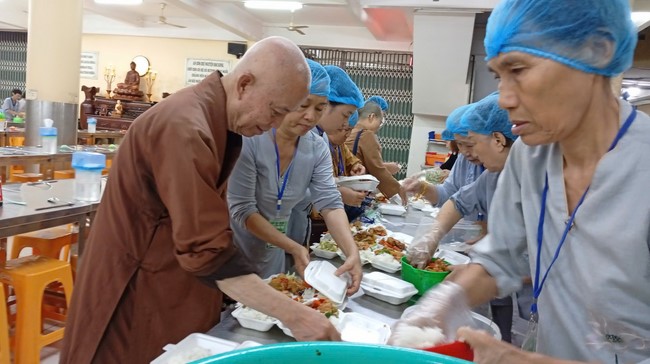 Charity Board: Giving box-lunch portions on the 106th Seven-Day Retreat