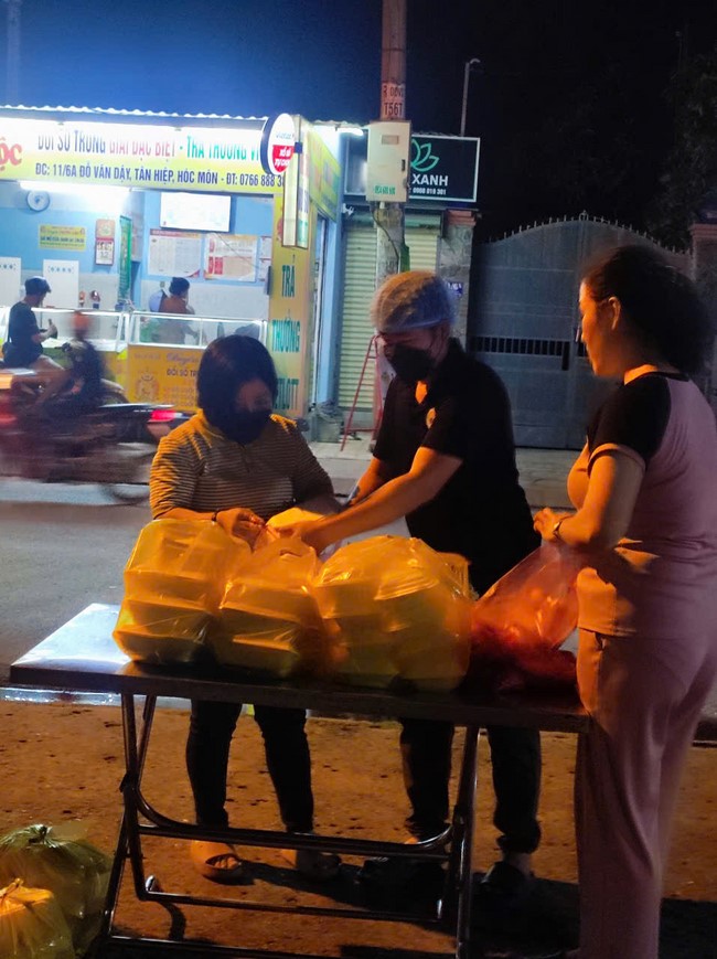 Charity Board: Giving box-lunch portions on the 106th Seven-Day Retreat