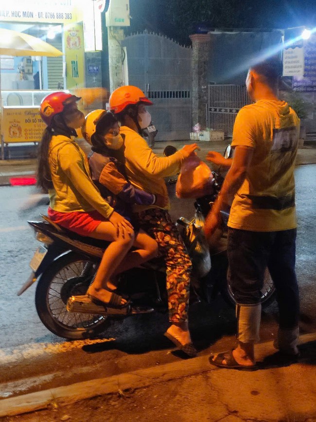 Charity Board: Giving box-lunch portions on the 106th Seven-Day Retreat