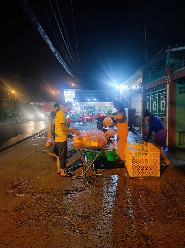 Charity Board: Giving box-lunch portions on the 106th Seven-Day Retreat