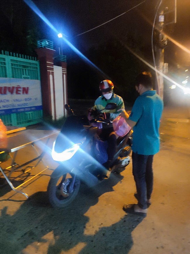 Charity Board: Giving box-lunch portions on the 106th Seven-Day Retreat