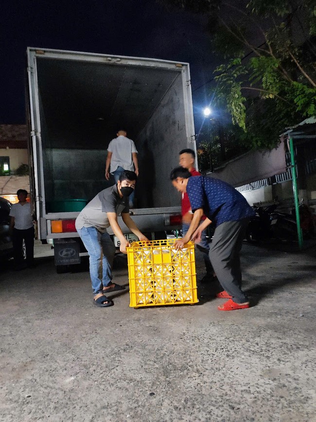 Charity Board: Giving box-lunch portions on the 106th Seven-Day Retreat