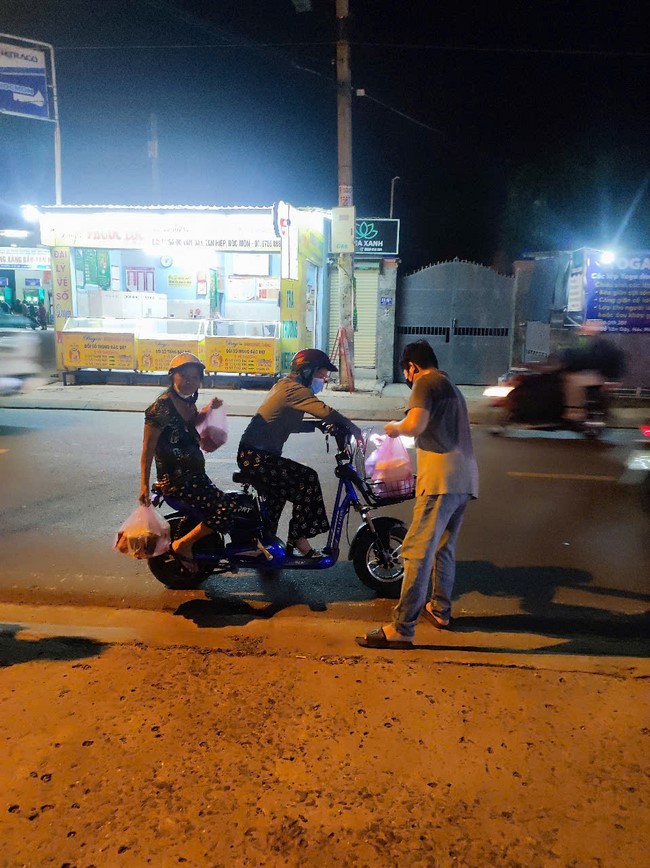 Charity Board: Giving box-lunch portions on the 106th Seven-Day Retreat