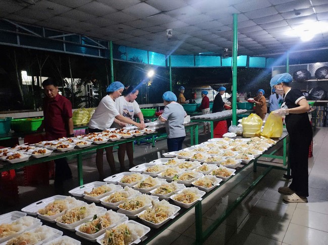 Charity Board: Giving box-lunch portions on the 106th Seven-Day Retreat