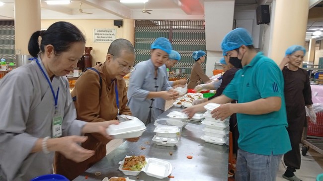 Charity Board: Giving box-lunch portions on the 106th Seven-Day Retreat
