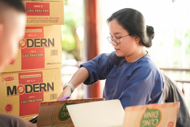 Giving gifts at the Orthopedic Trauma Hospital in HCMC in the Ullambana season in the pagoda charity activities