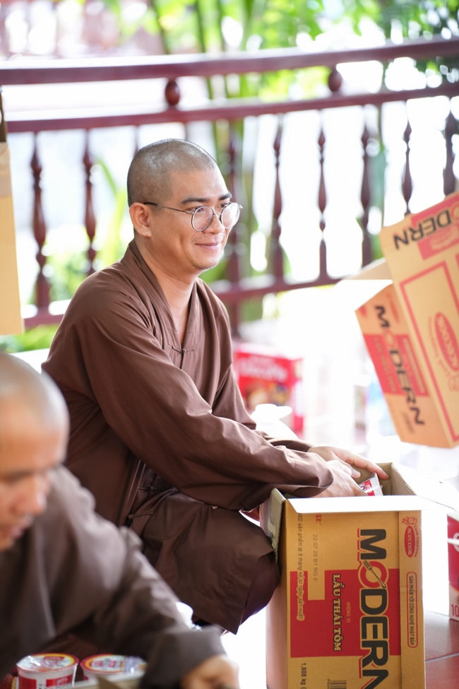 Giving gifts at the Orthopedic Trauma Hospital in HCMC in the Ullambana season in the pagoda charity activities