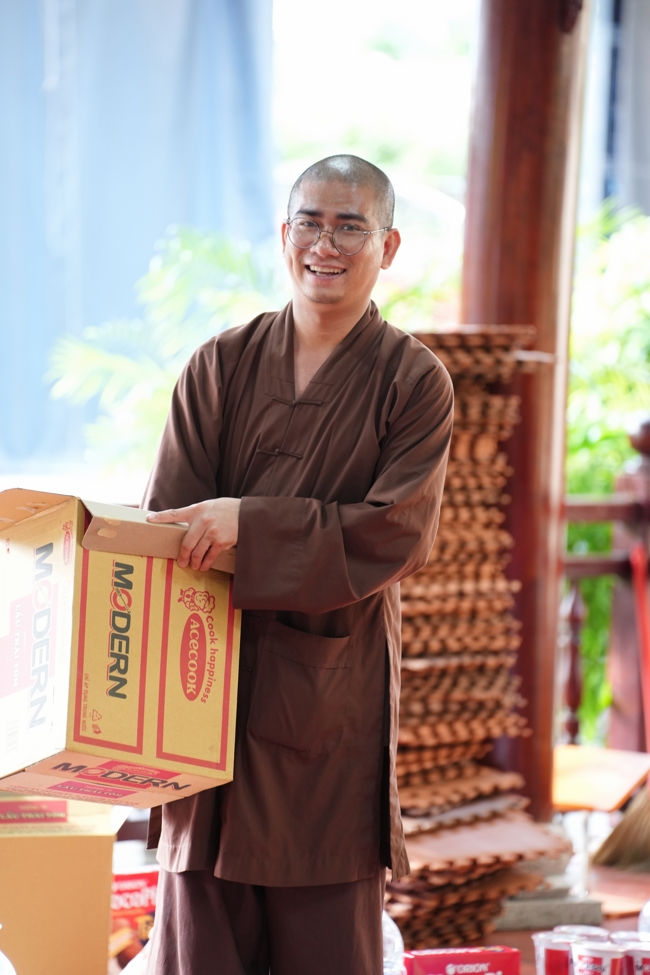 Giving gifts at the Orthopedic Trauma Hospital in HCMC in the Ullambana season in the pagoda charity activities