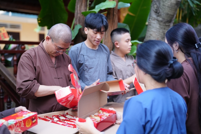 Giving gifts at the Orthopedic Trauma Hospital in HCMC in the Ullambana season in the pagoda charity activities