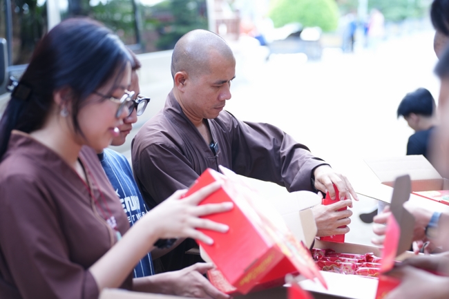 Giving gifts at the Orthopedic Trauma Hospital in HCMC in the Ullambana season in the pagoda charity activities