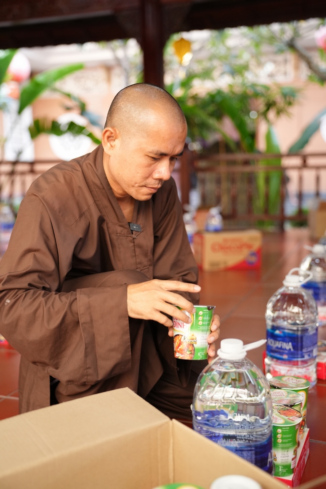 Giving gifts at the Orthopedic Trauma Hospital in HCMC in the Ullambana season in the pagoda charity activities