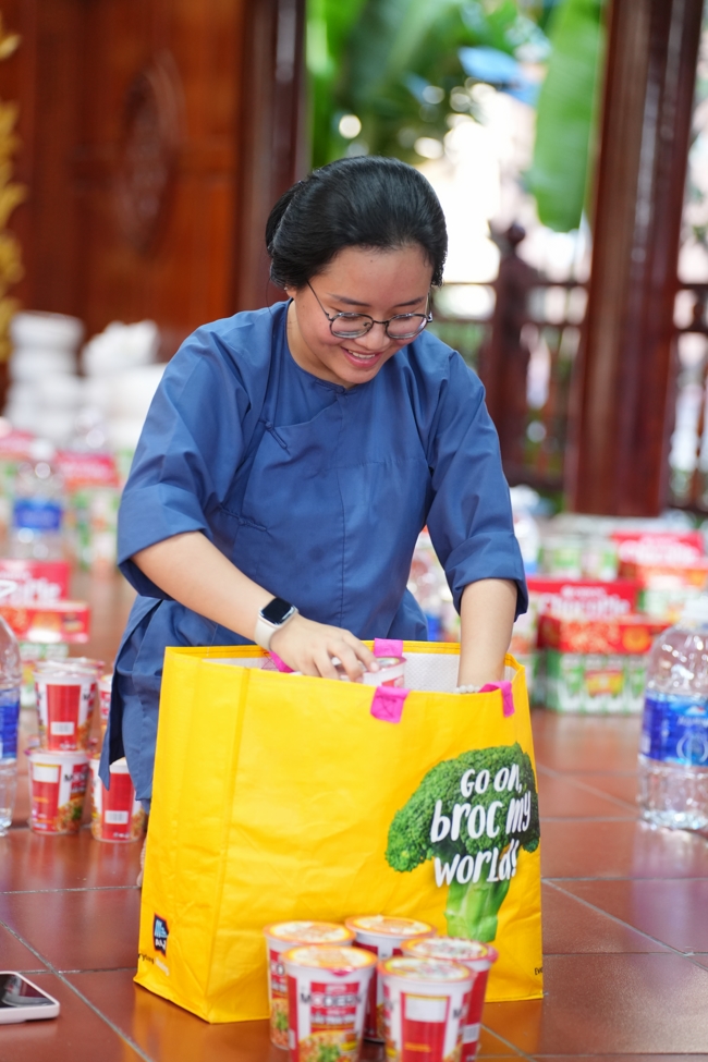 Giving gifts at the Orthopedic Trauma Hospital in HCMC in the Ullambana season in the pagoda charity activities