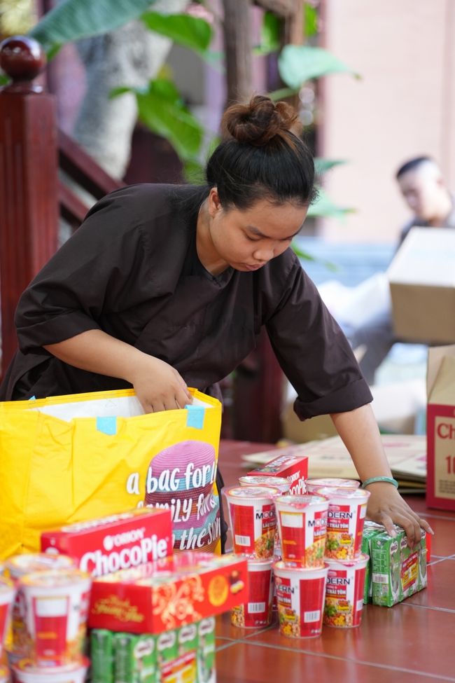Giving gifts at the Orthopedic Trauma Hospital in HCMC in the Ullambana season in the pagoda charity activities