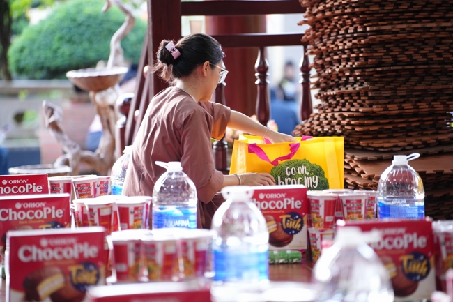 Giving gifts at the Orthopedic Trauma Hospital in HCMC in the Ullambana season in the pagoda charity activities