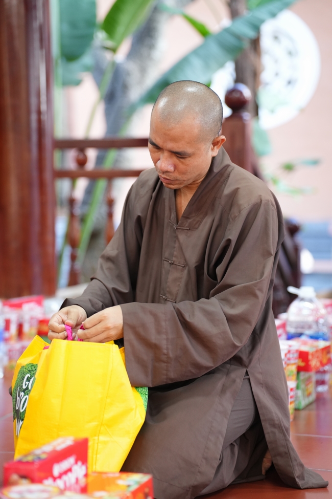 Giving gifts at the Orthopedic Trauma Hospital in HCMC in the Ullambana season in the pagoda charity activities