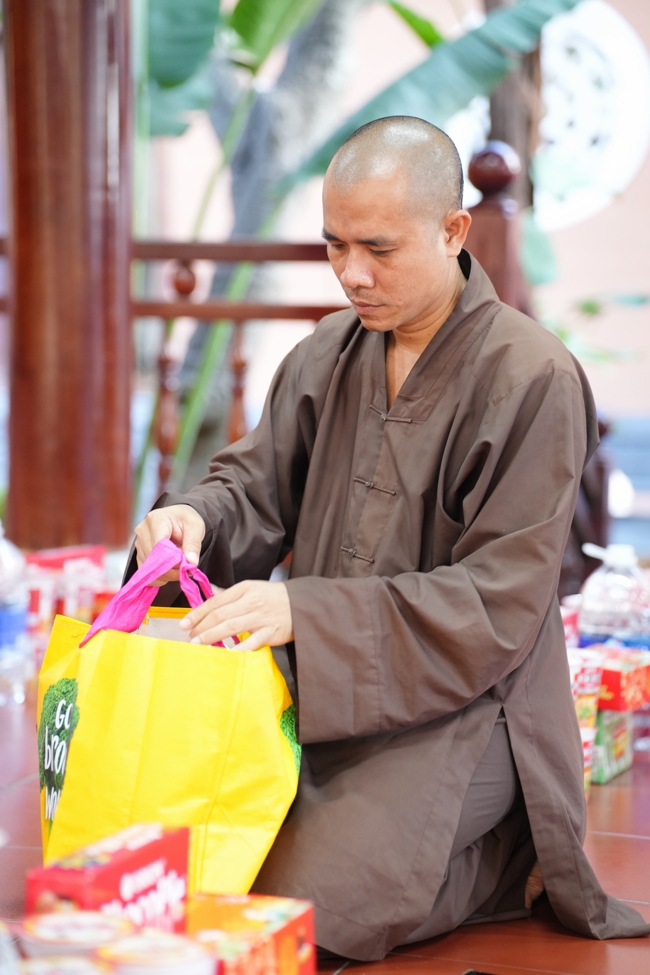 Giving gifts at the Orthopedic Trauma Hospital in HCMC in the Ullambana season in the pagoda charity activities