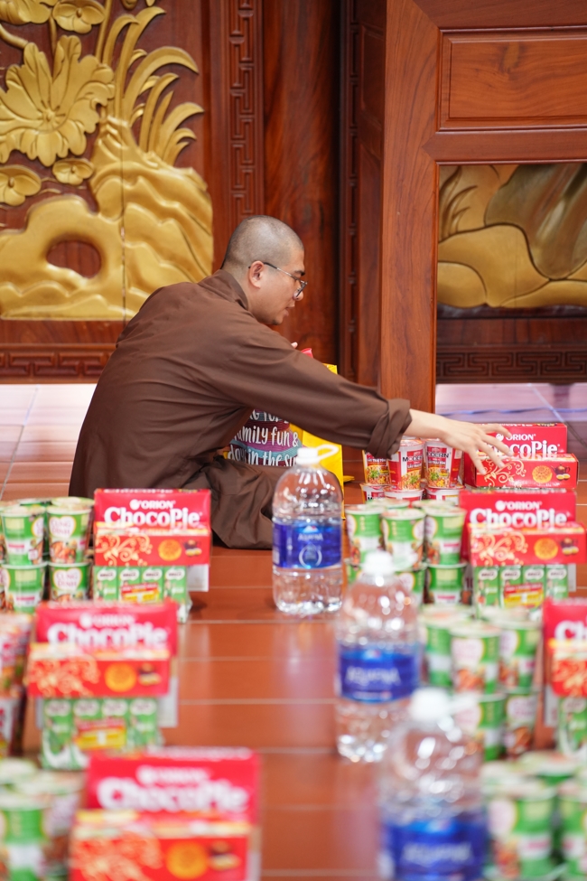Giving gifts at the Orthopedic Trauma Hospital in HCMC in the Ullambana season in the pagoda charity activities