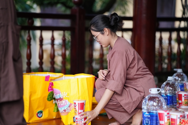 Giving gifts at the Orthopedic Trauma Hospital in HCMC in the Ullambana season in the pagoda charity activities