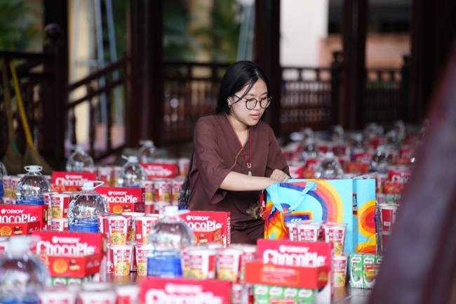 Giving gifts at the Orthopedic Trauma Hospital in HCMC in the Ullambana season in the pagoda charity activities