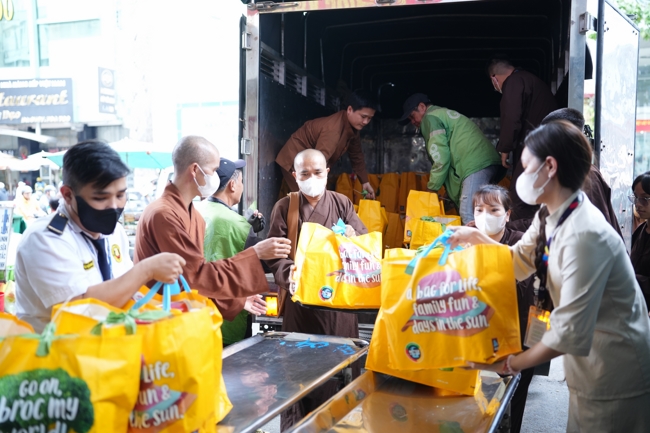 Giving gifts at the Orthopedic Trauma Hospital in HCMC in the Ullambana season in the pagoda charity activities