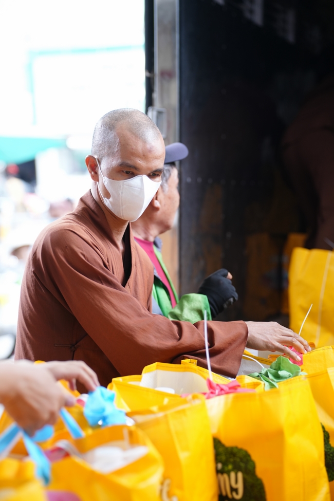 Giving gifts at the Orthopedic Trauma Hospital in HCMC in the Ullambana season in the pagoda charity activities