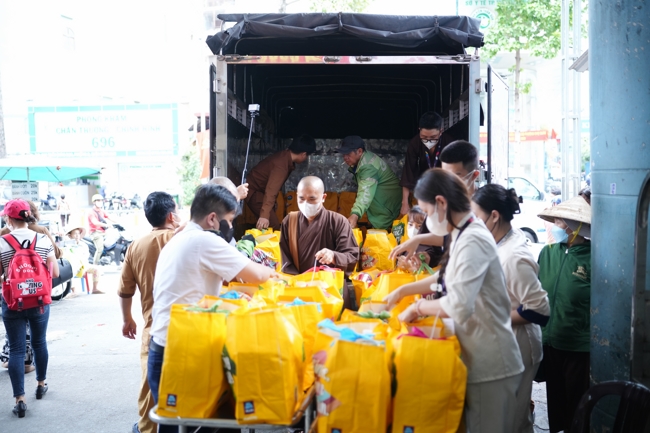 Giving gifts at the Orthopedic Trauma Hospital in HCMC in the Ullambana season in the pagoda charity activities