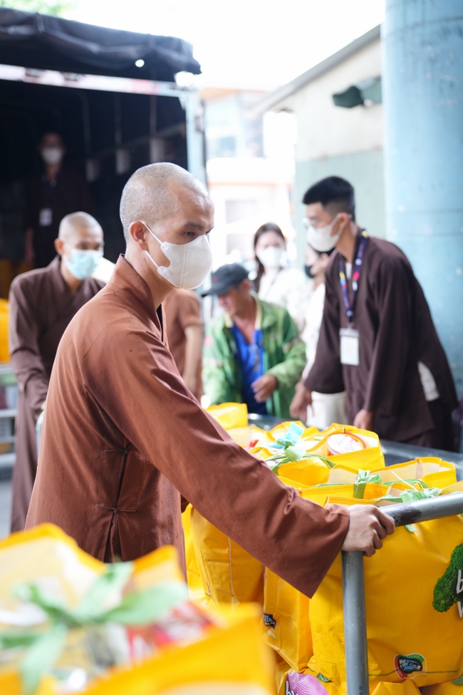 Giving gifts at the Orthopedic Trauma Hospital in HCMC in the Ullambana season in the pagoda charity activities