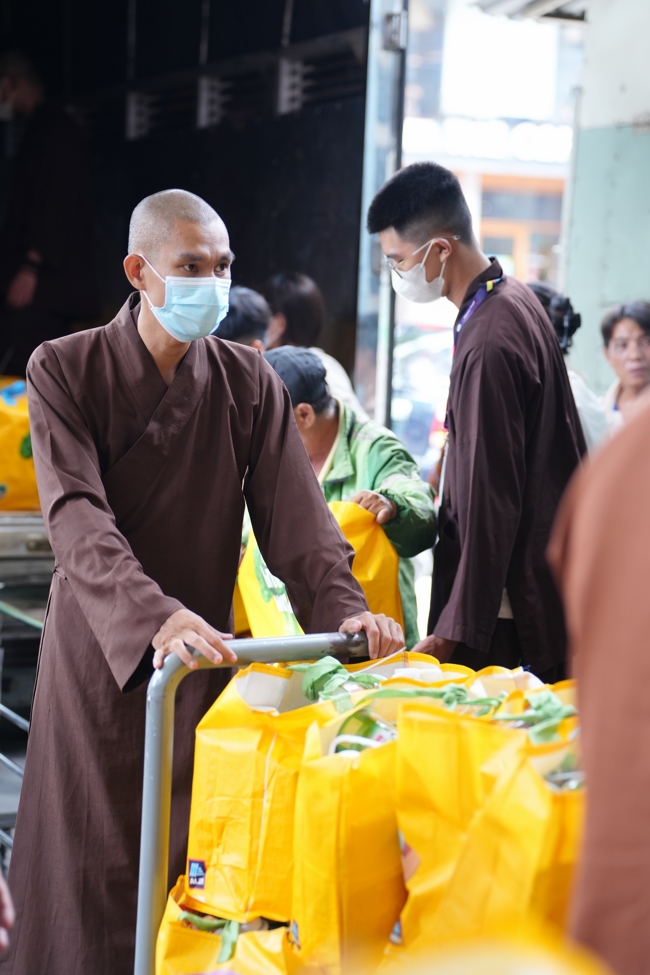 Giving gifts at the Orthopedic Trauma Hospital in HCMC in the Ullambana season in the pagoda charity activities