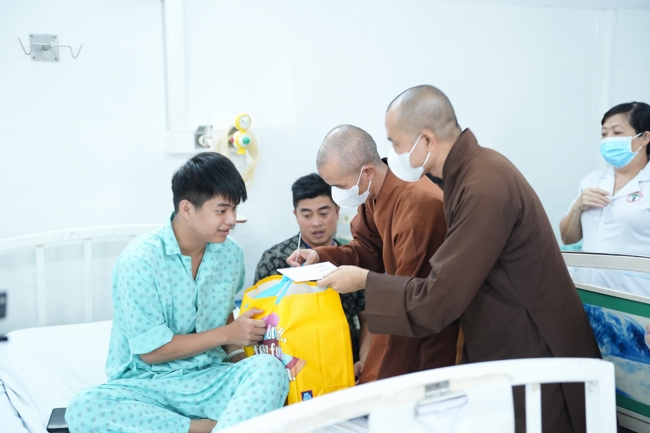 Giving gifts at the Orthopedic Trauma Hospital in HCMC in the Ullambana season in the pagoda charity activities