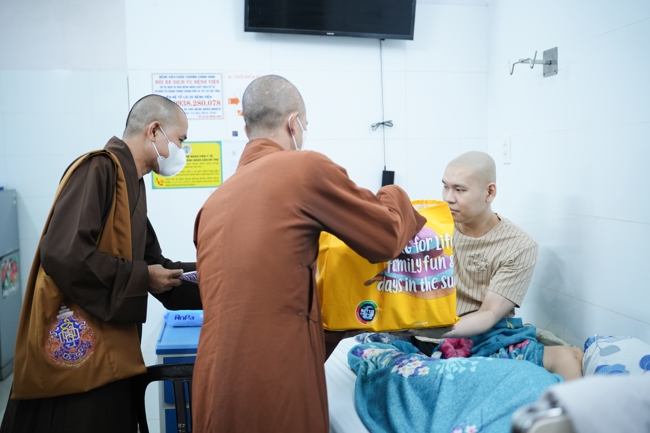 Giving gifts at the Orthopedic Trauma Hospital in HCMC in the Ullambana season in the pagoda charity activities