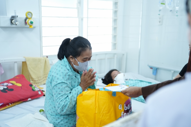 Giving gifts at the Orthopedic Trauma Hospital in HCMC in the Ullambana season in the pagoda charity activities