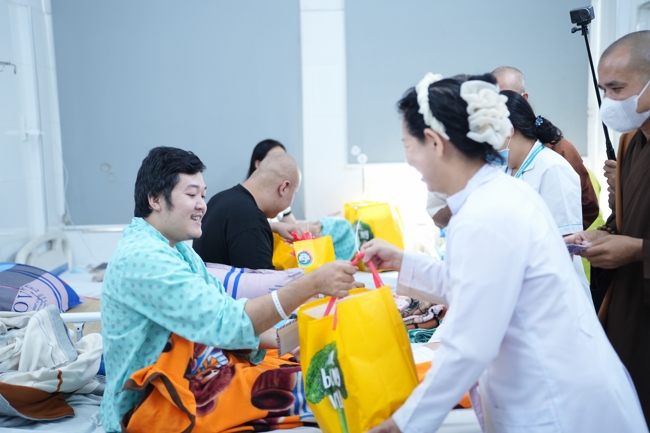 Giving gifts at the Orthopedic Trauma Hospital in HCMC in the Ullambana season in the pagoda charity activities