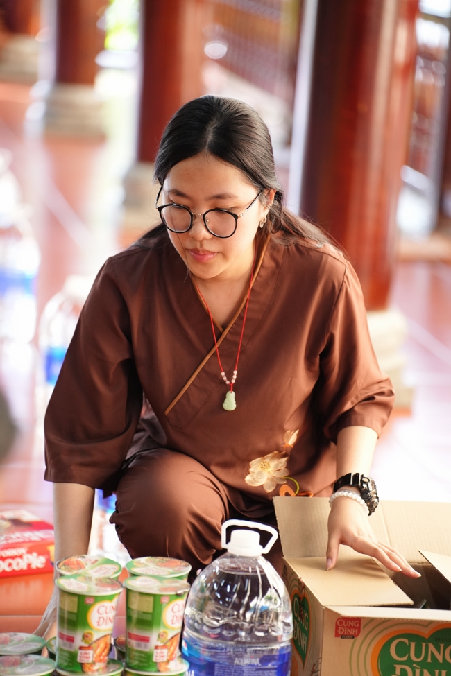 Giving gifts at the Orthopedic Trauma Hospital in HCMC in the Ullambana season in the pagoda charity activities