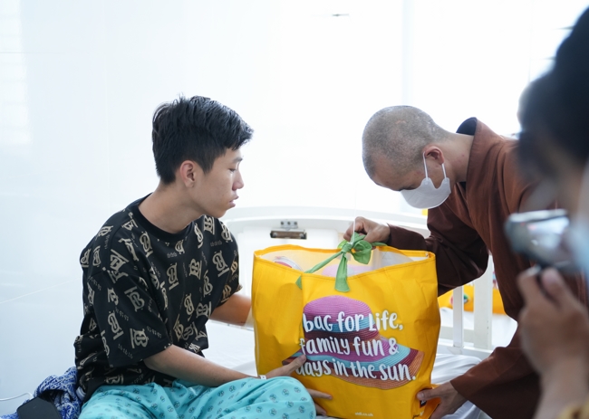 Giving gifts at the Orthopedic Trauma Hospital in HCMC in the Ullambana season in the pagoda charity activities