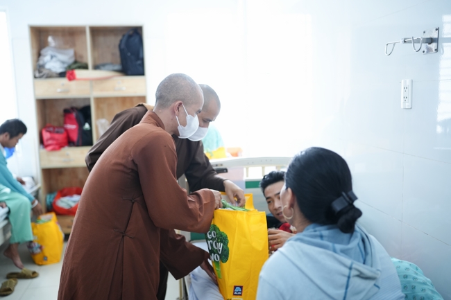 Giving gifts at the Orthopedic Trauma Hospital in HCMC in the Ullambana season in the pagoda charity activities