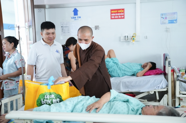 Giving gifts at the Orthopedic Trauma Hospital in HCMC in the Ullambana season in the pagoda charity activities